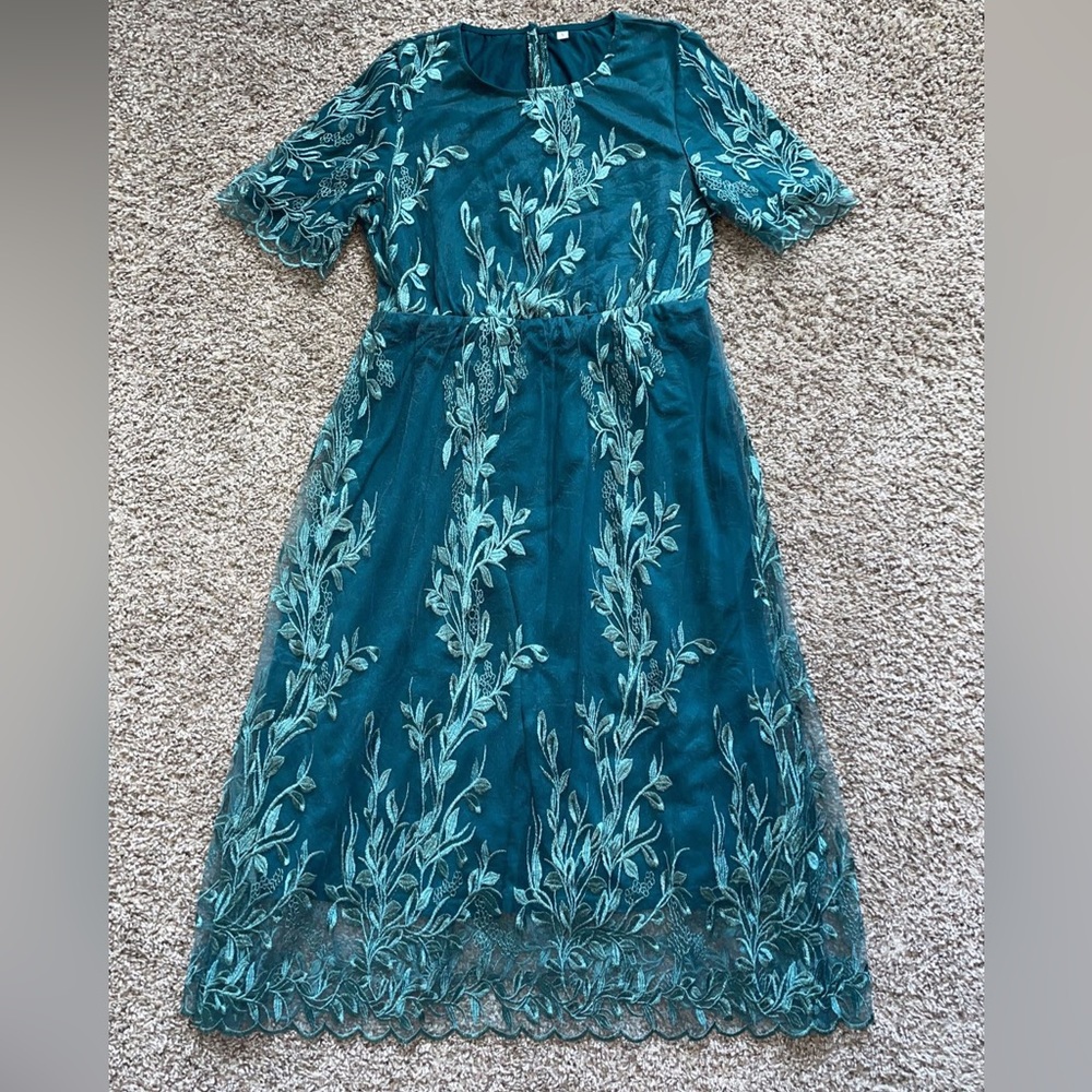 CurveDream Round Neck Short Sleeves Floral Embroidery Midi Dress